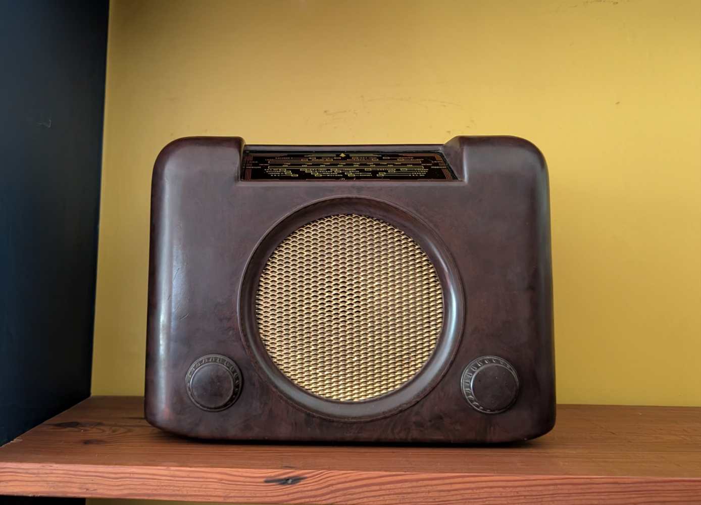 1950s British Bush DAC 90A Bakelite radio