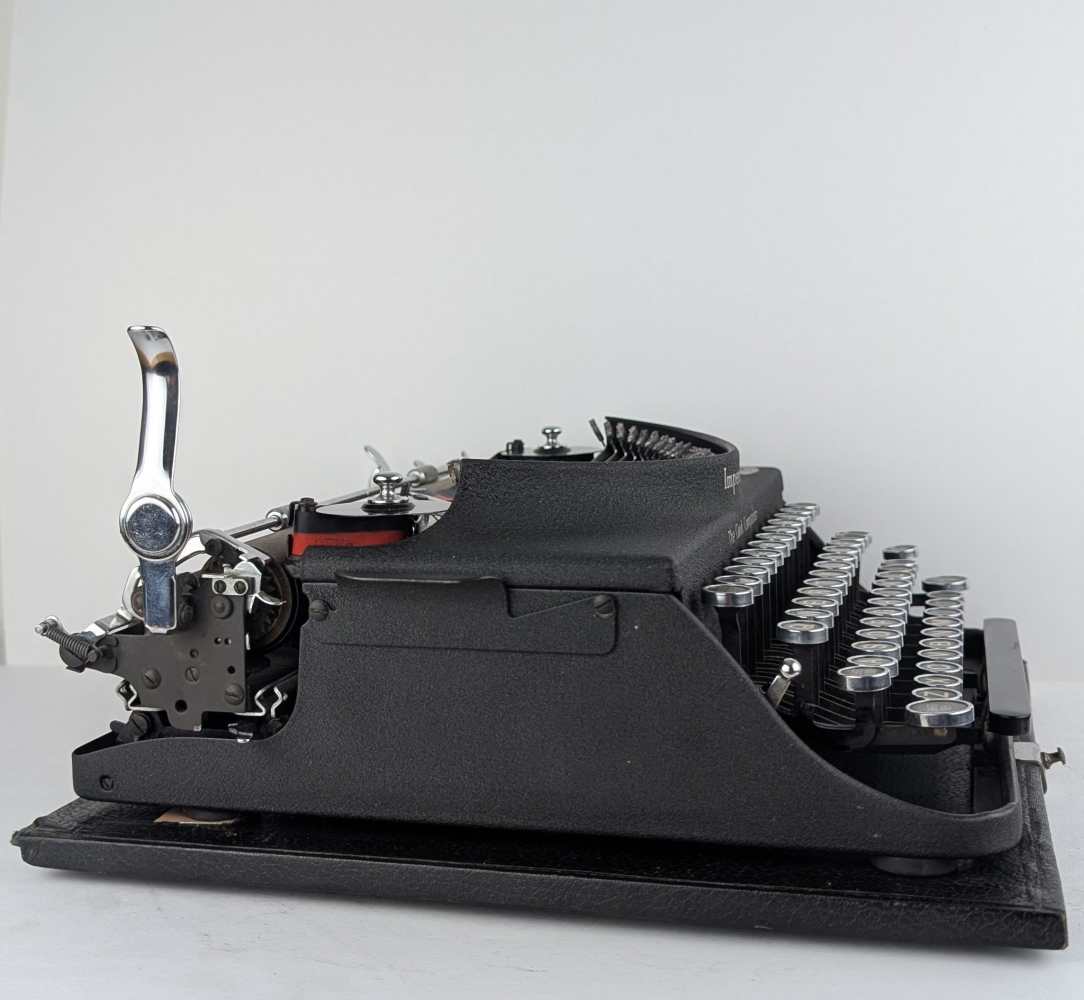 Imperial 'The Good Companion' Typewriter, made in England in the 1940s, fully functional, with new ribbon and original hard case - Image 5