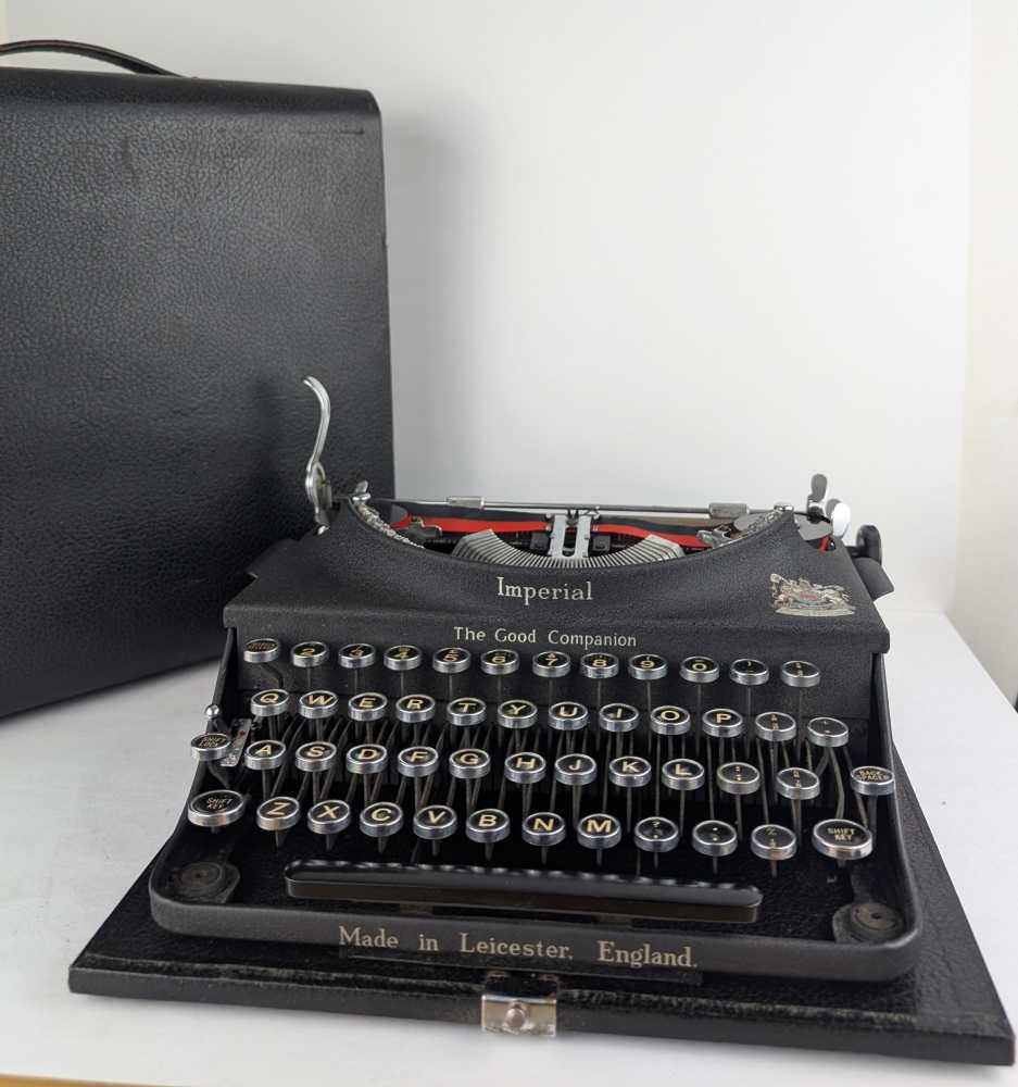 Imperial 'The Good Companion' Typewriter, made in England in the 1940s, fully functional, with new ribbon and original hard case - Image 2