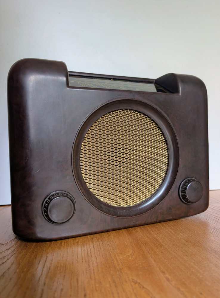 1950s British Bush DAC 90A Bakelite radio - Image 2