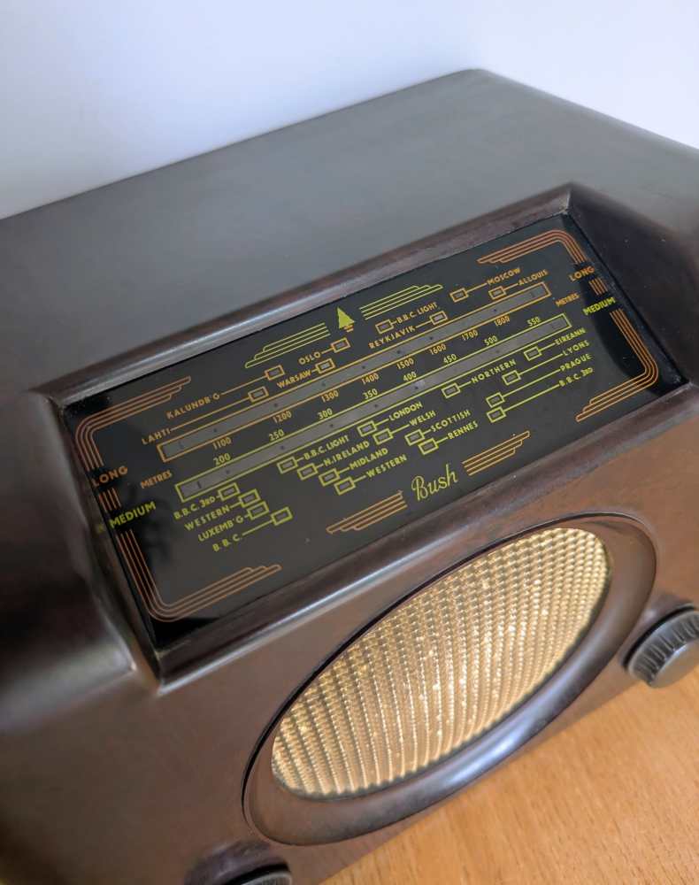 1950s British Bush DAC 90A Bakelite radio - Image 3