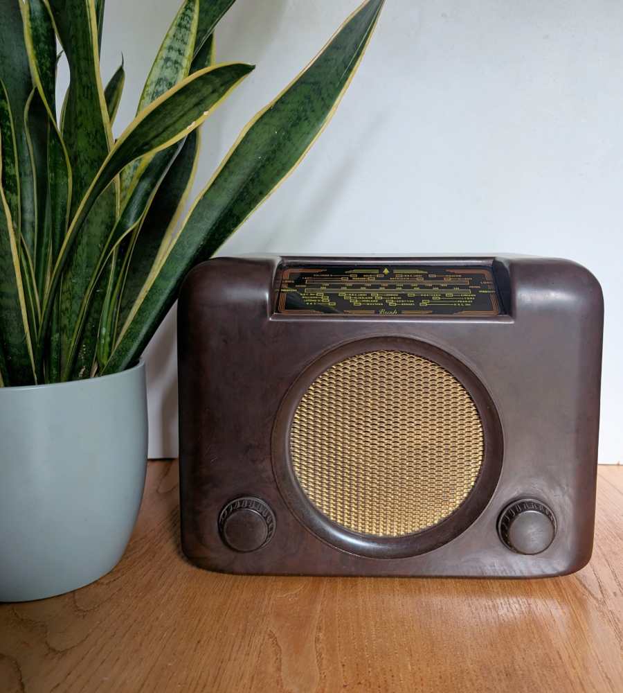 1950s British Bush DAC 90A Bakelite radio - Image 12