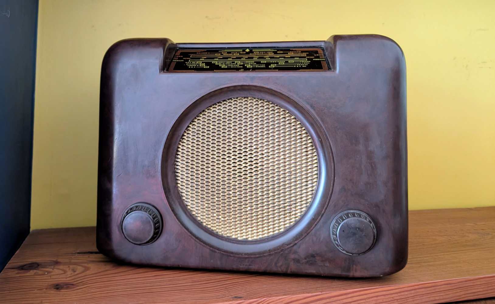 1950s British Bush DAC 90A Bakelite radio - Image 9