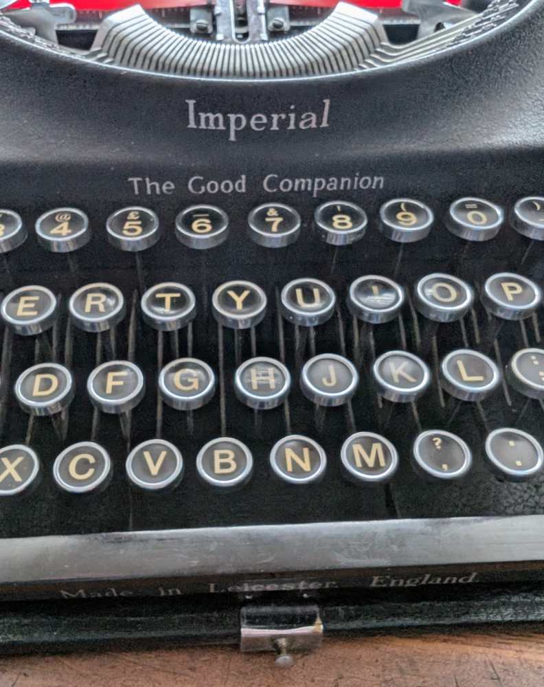 Imperial 'The Good Companion' Typewriter, made in England in the 1940s, fully functional, with new ribbon and original hard case - Image 9