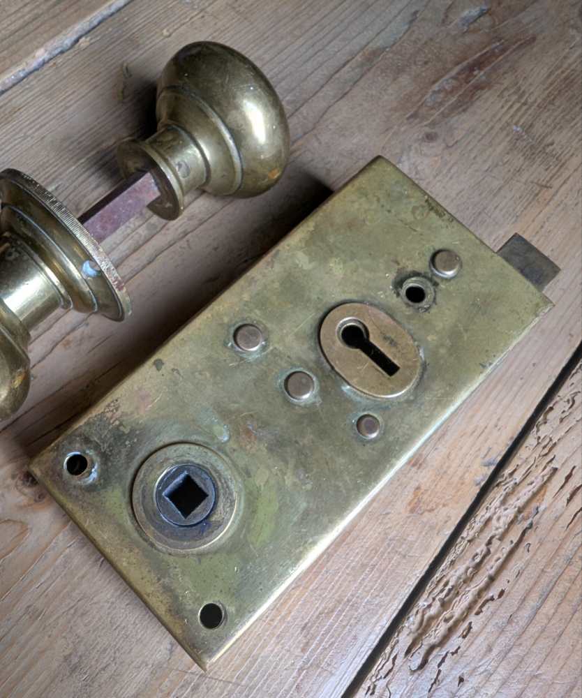 Vintage brass rim lock with pair of brass knobs and fittings - Image 4