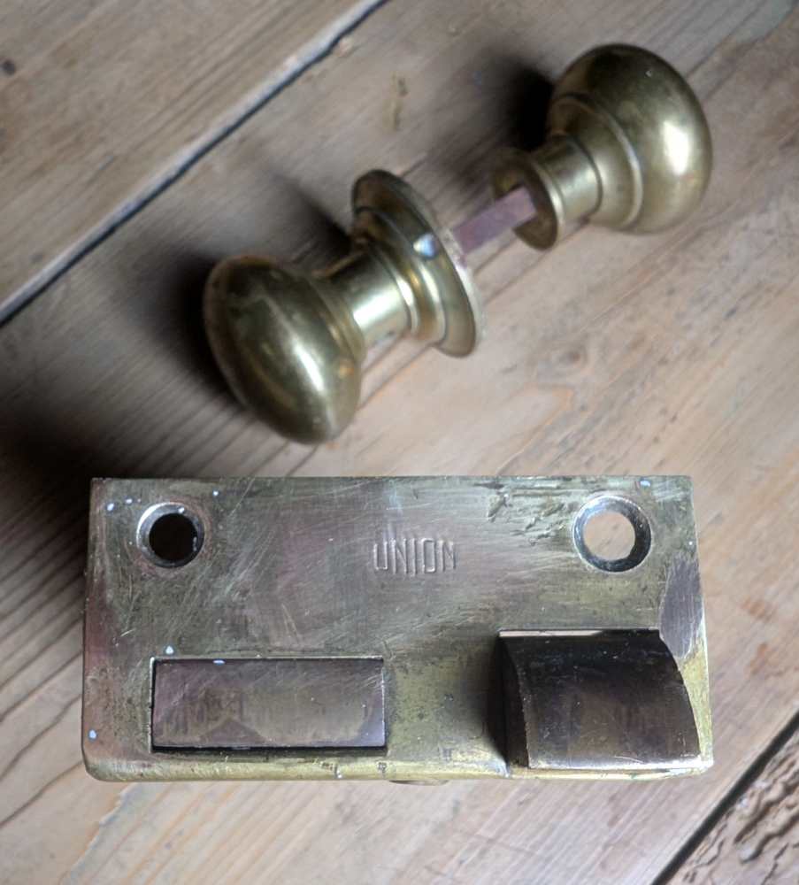 Vintage brass rim lock with pair of brass knobs and fittings - Image 12