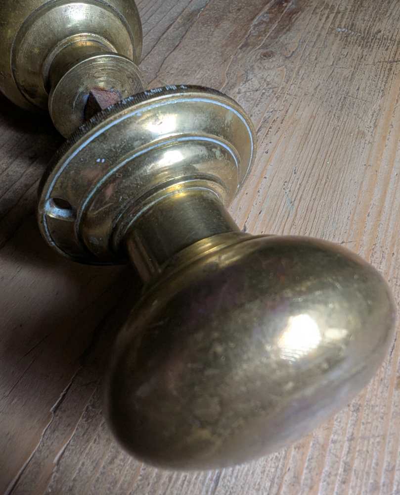 Vintage brass rim lock with pair of brass knobs and fittings - Image 10