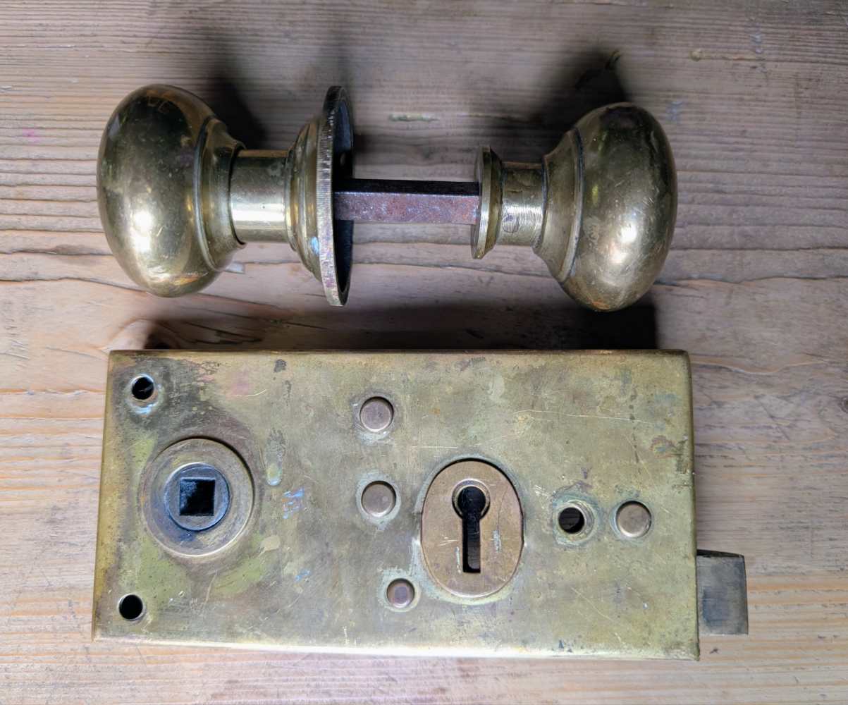 Vintage brass rim lock with pair of brass knobs and fittings - Image 7