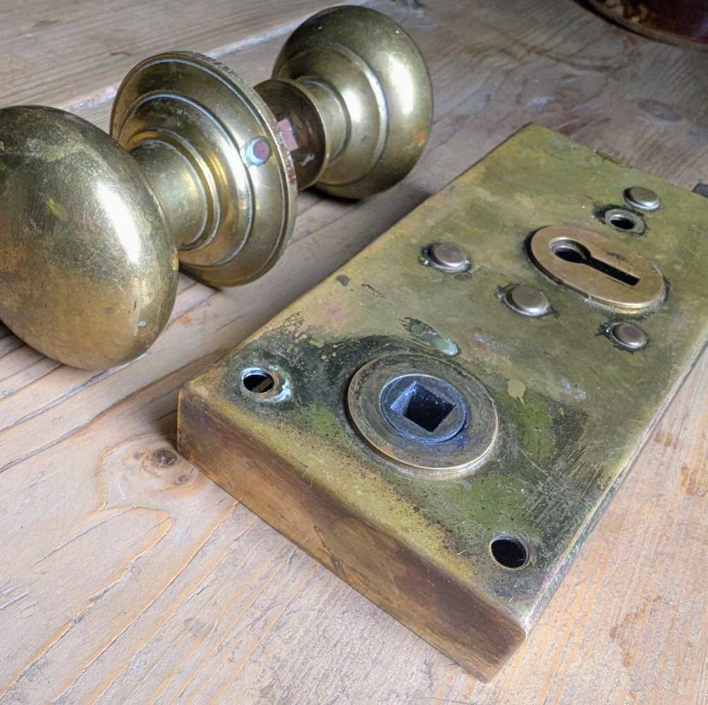 Vintage brass rim lock with pair of brass knobs and fittings - Image 14