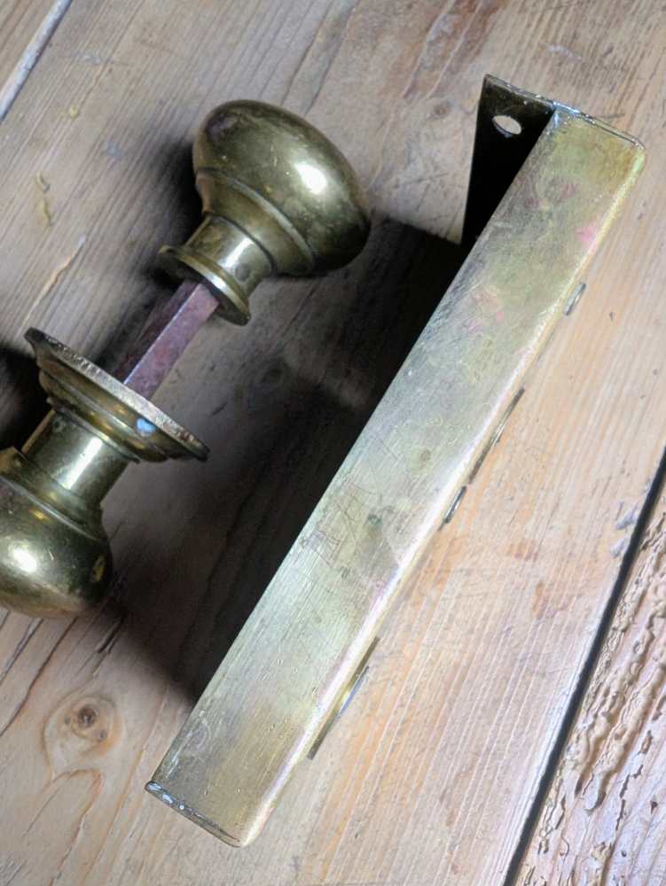 Vintage brass rim lock with pair of brass knobs and fittings - Image 6