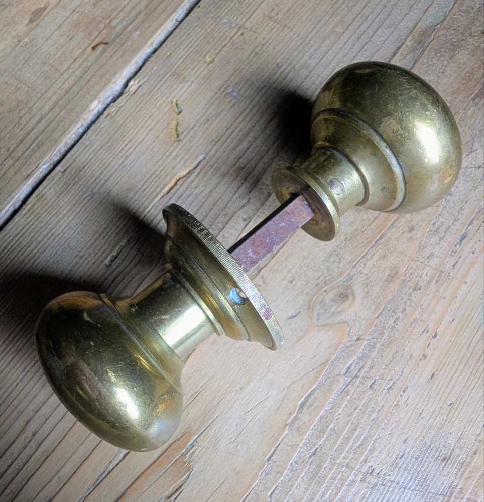 Vintage brass rim lock with pair of brass knobs and fittings - Image 9