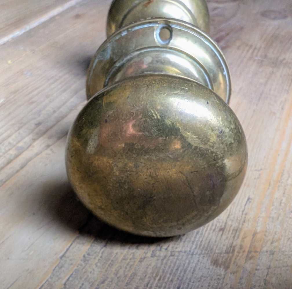 Vintage brass rim lock with pair of brass knobs and fittings - Image 8