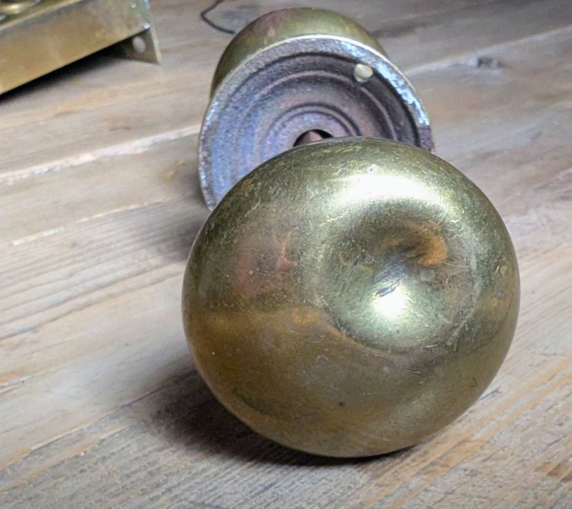 Vintage brass rim lock with pair of brass knobs and fittings - Image 13