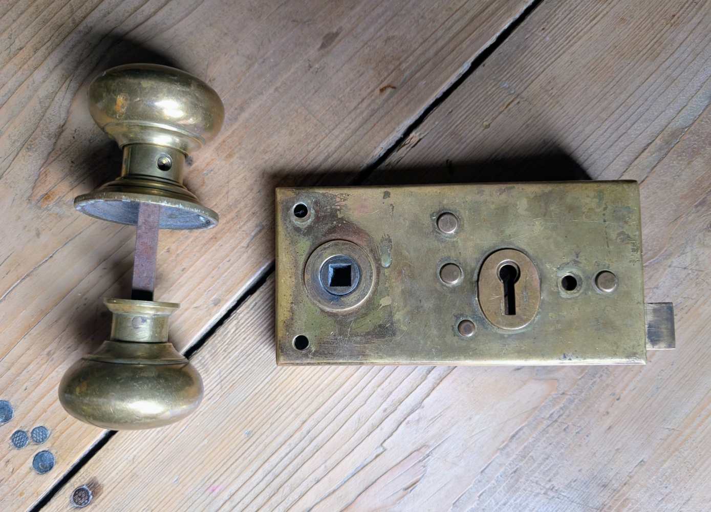 Vintage brass rim lock with pair of brass knobs and fittings - Image 3