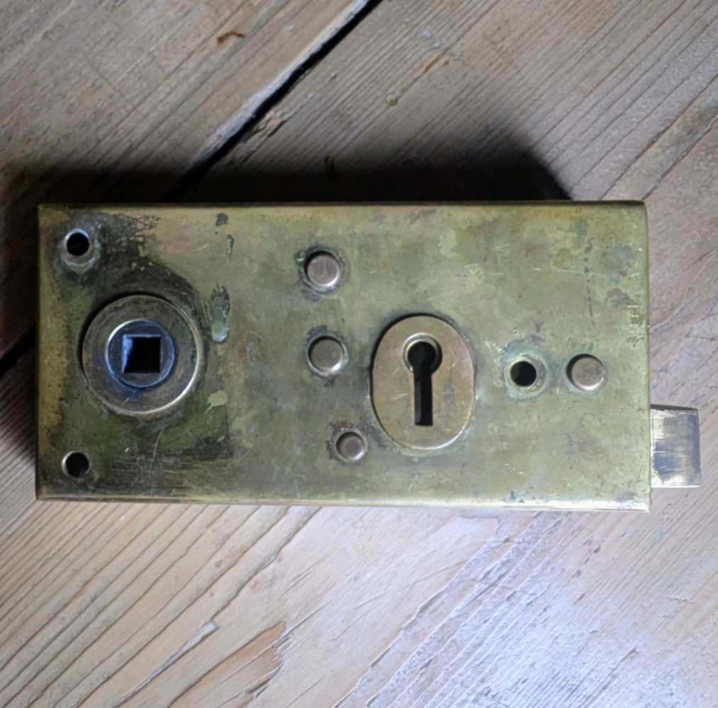 Vintage brass rim lock with pair of brass knobs and fittings - Image 5