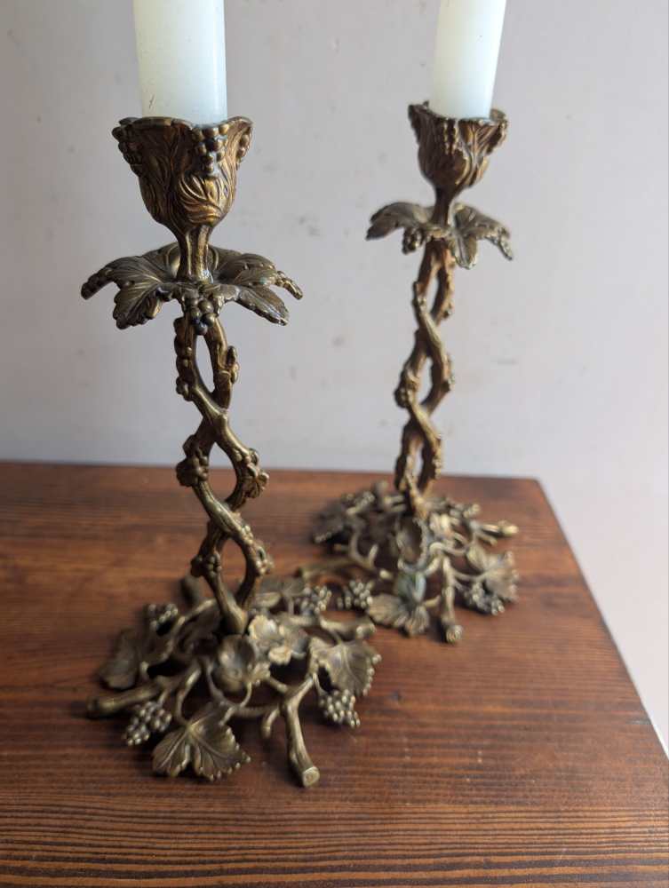 Antique pair of elaborate vine and leaf brass candlesticks - Image 8