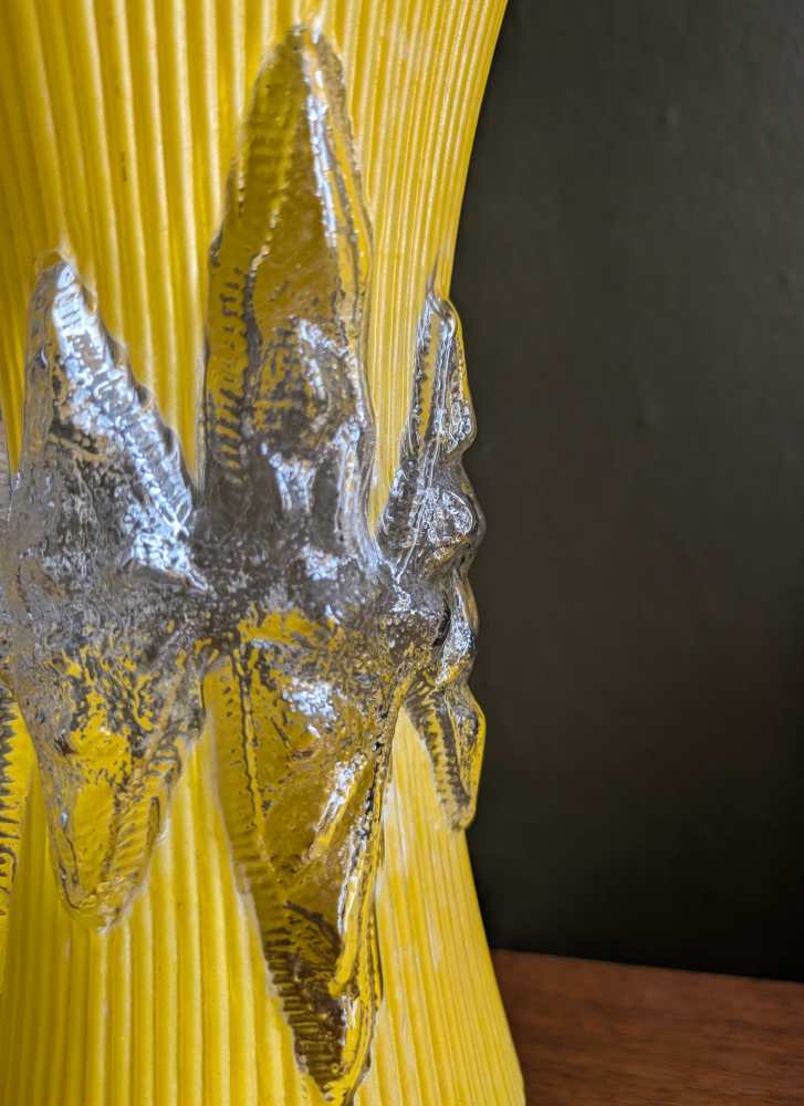 1950s icicle glass vase in yellow - Image 11