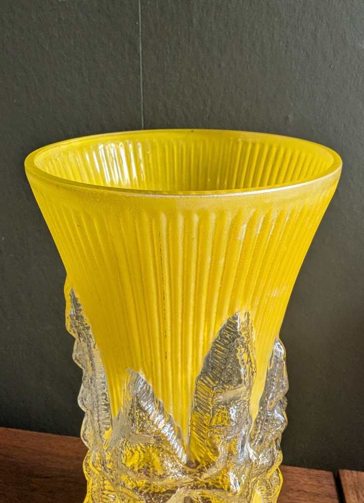 1950s icicle glass vase in yellow - Image 8