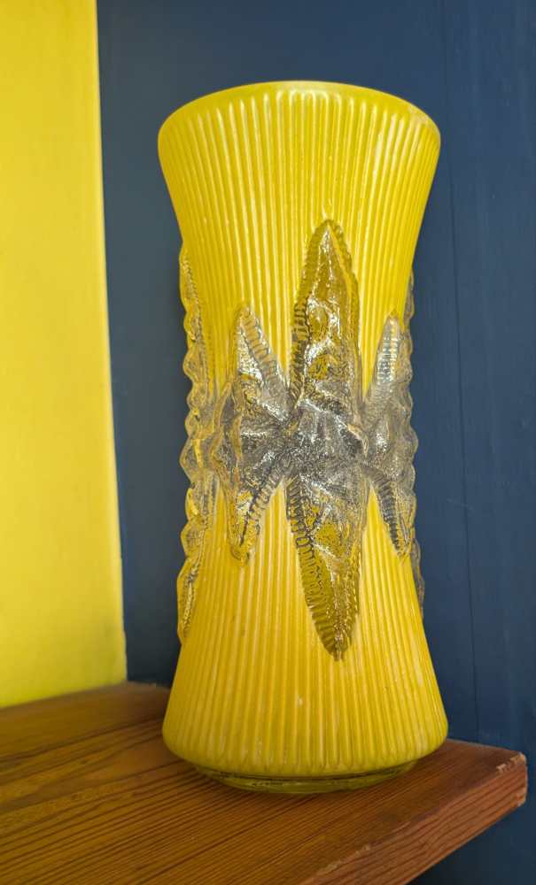 1950s icicle glass vase in yellow - Image 4