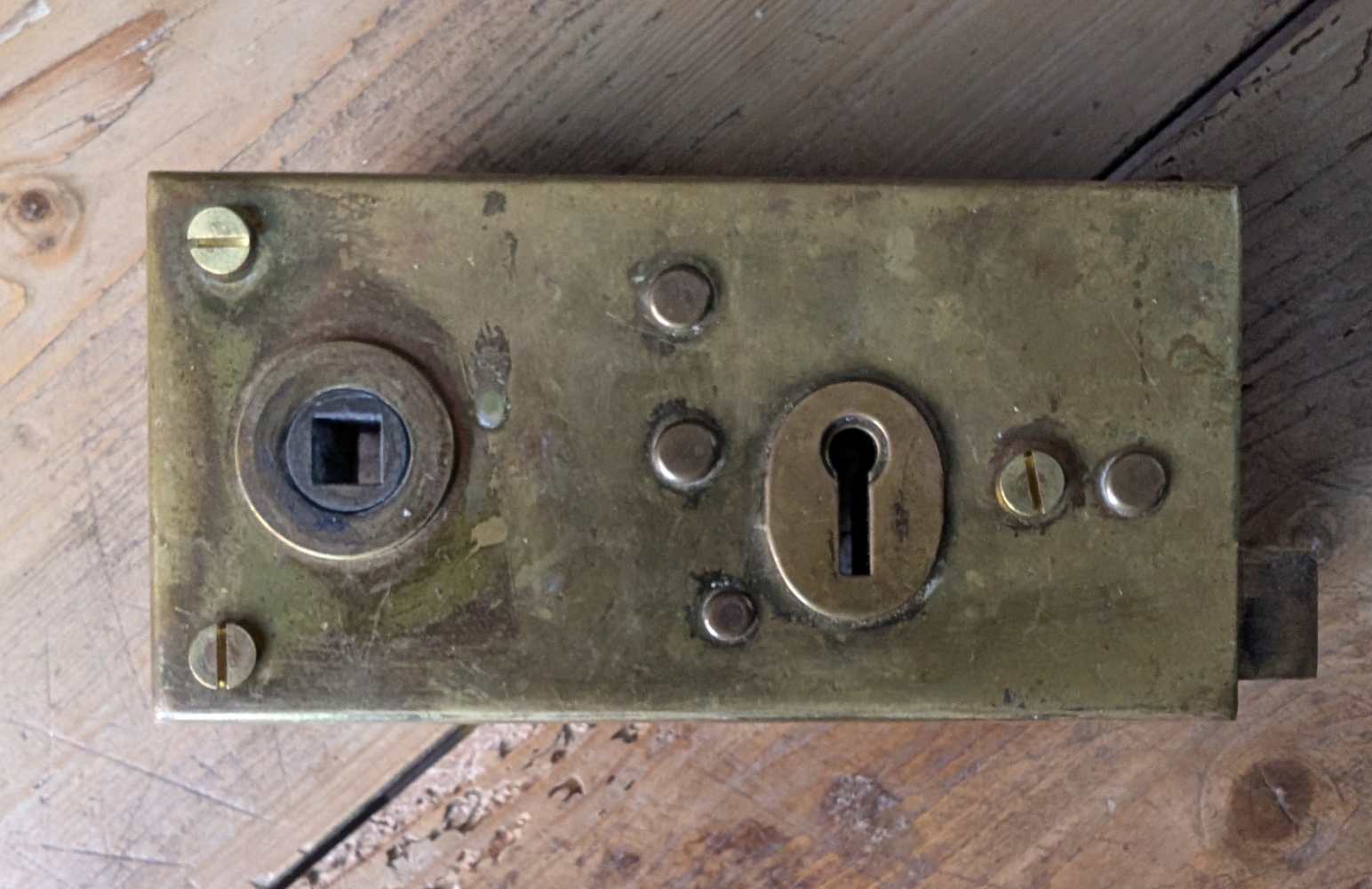 Vintage brass rim lock with pair of brass knobs and fittings - Image 2
