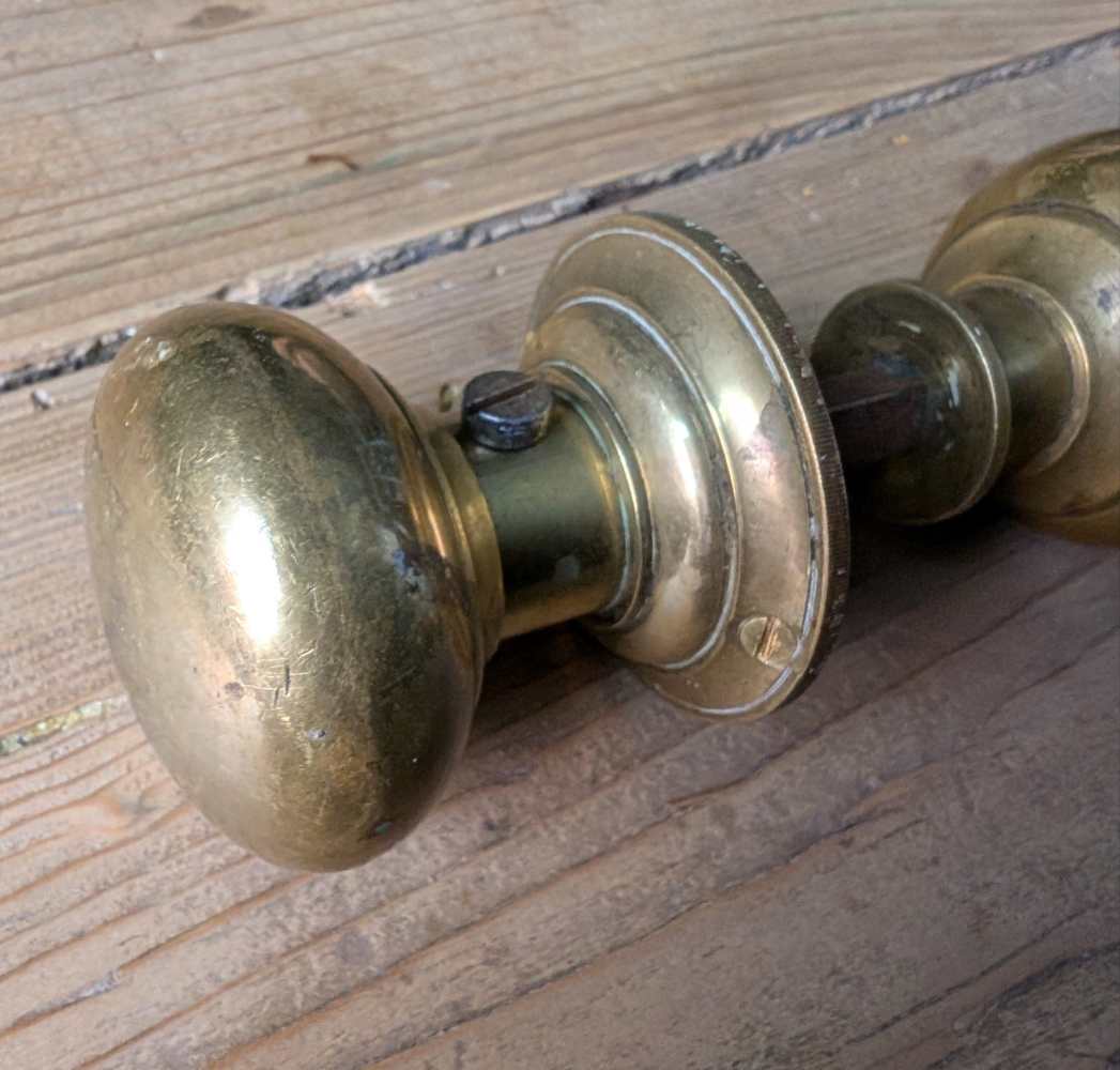 Vintage brass rim lock with pair of brass knobs and fittings - Image 15