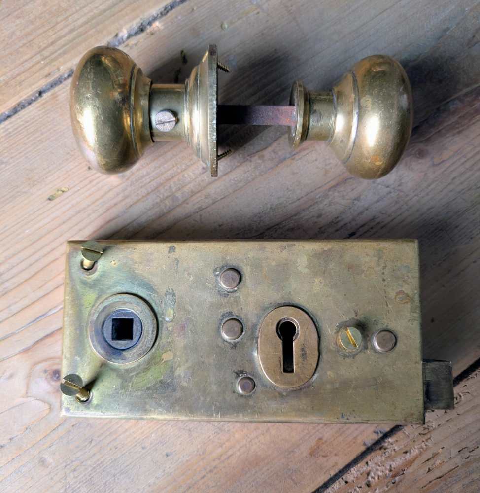 Vintage brass rim lock with pair of brass knobs and fittings - Image 16