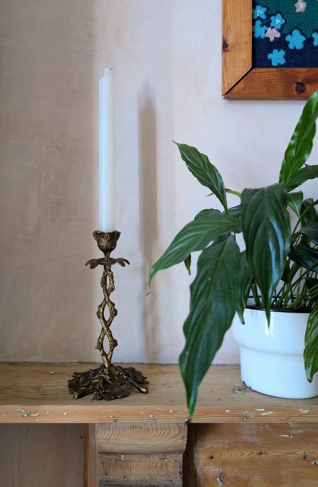Antique pair of elaborate vine and leaf brass candlesticks - Image 12