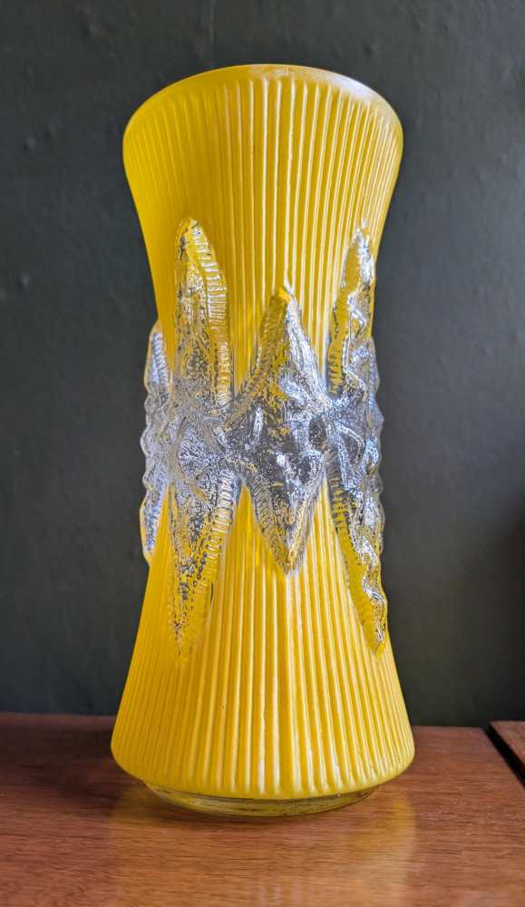 1950s icicle glass vase in yellow - Image 13