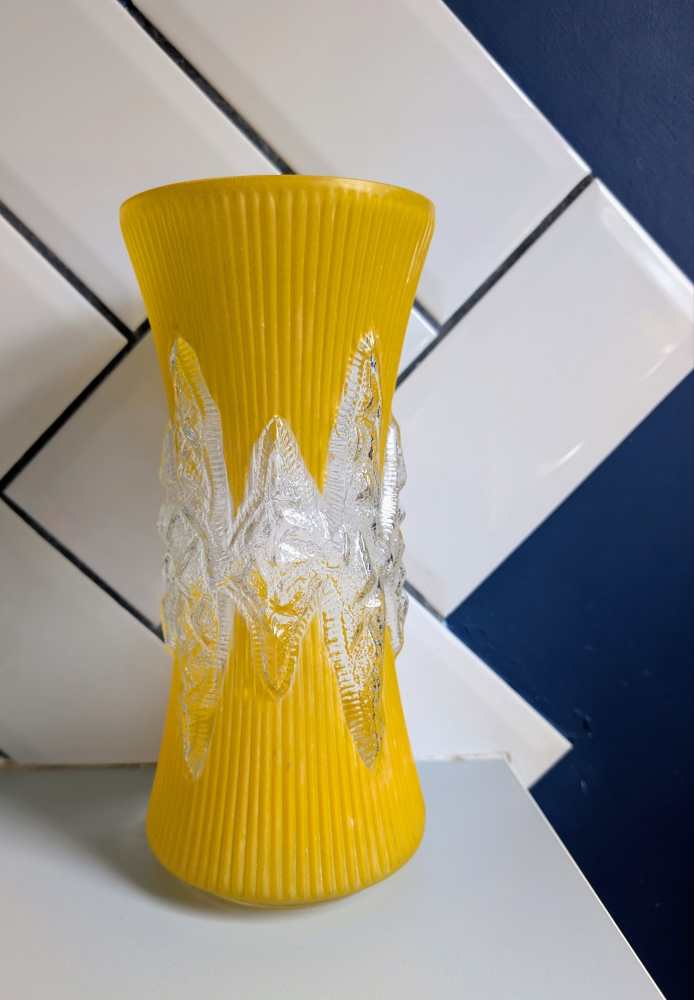 1950s icicle glass vase in yellow - Image 6