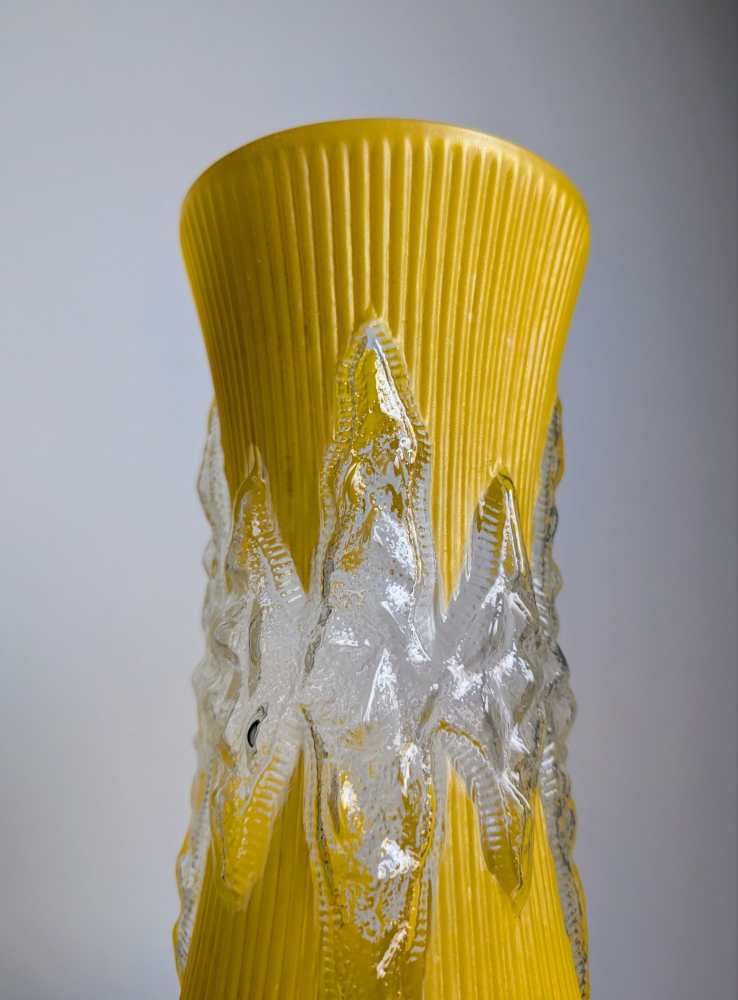 1950s icicle glass vase in yellow - Image 7