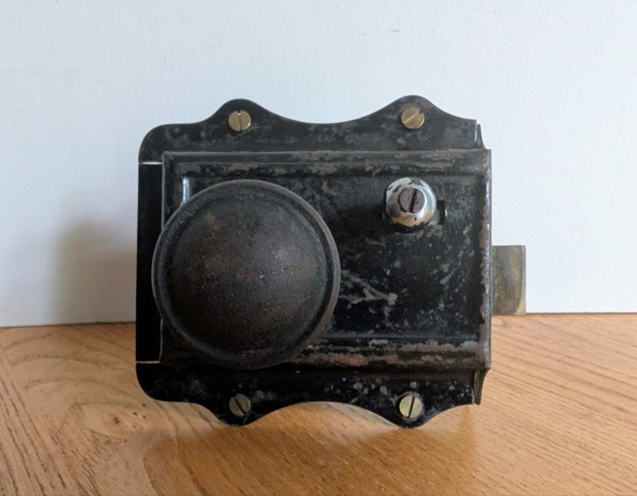 Vintage rim lock with pair of knobs and screws - Image 3