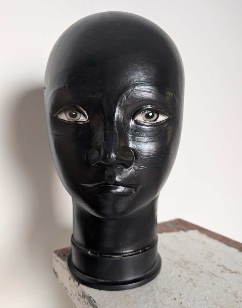 Pair of black and white mannequin heads - Image 11