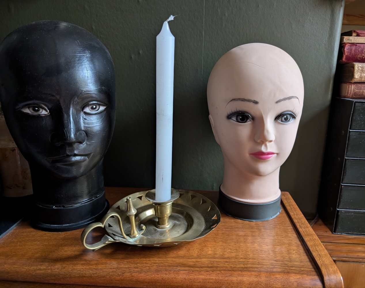 Pair of black and white mannequin heads - Image 15