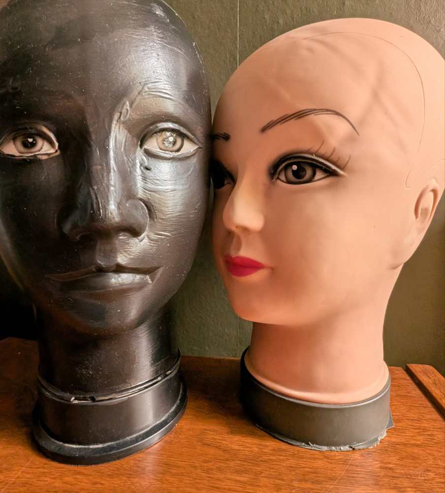 Pair of black and white mannequin heads - Image 2