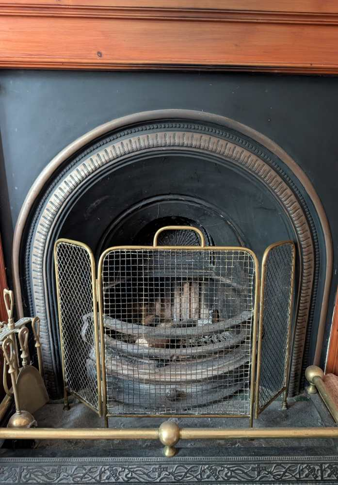Brass c.1920s fireguard on raised feet - Image 12