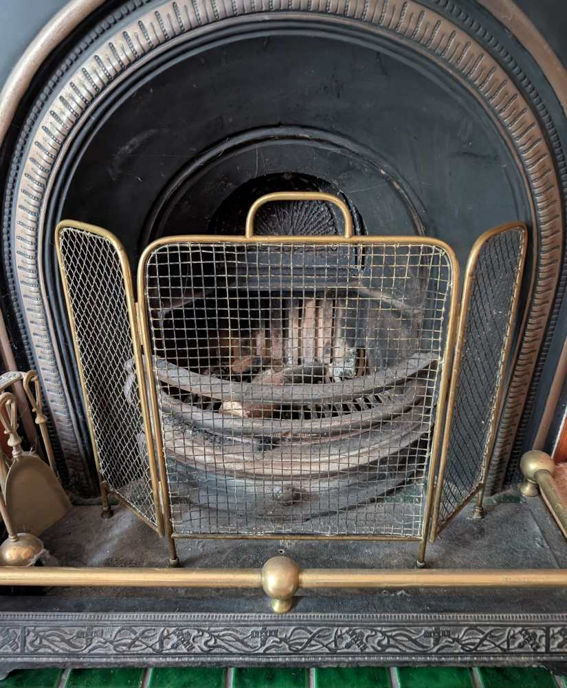 Brass c.1920s fireguard on raised feet - Image 2