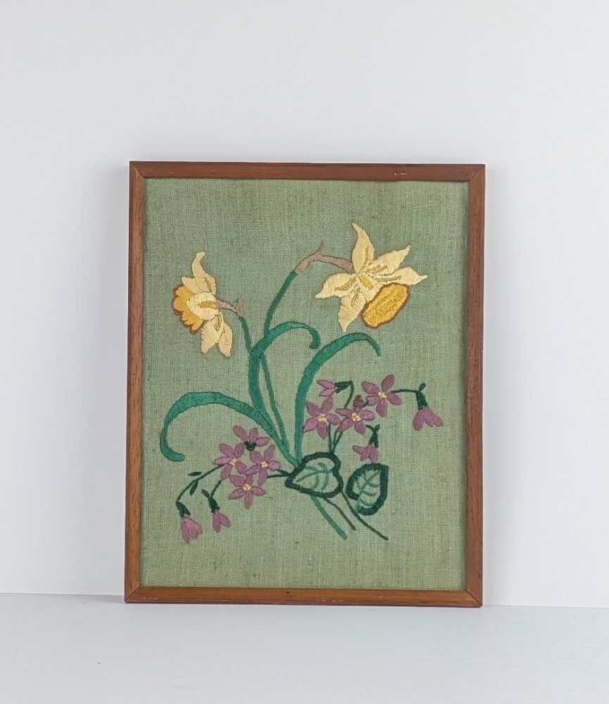 Midcentury embroidered daffodils in vintage wooden frame - Image 3