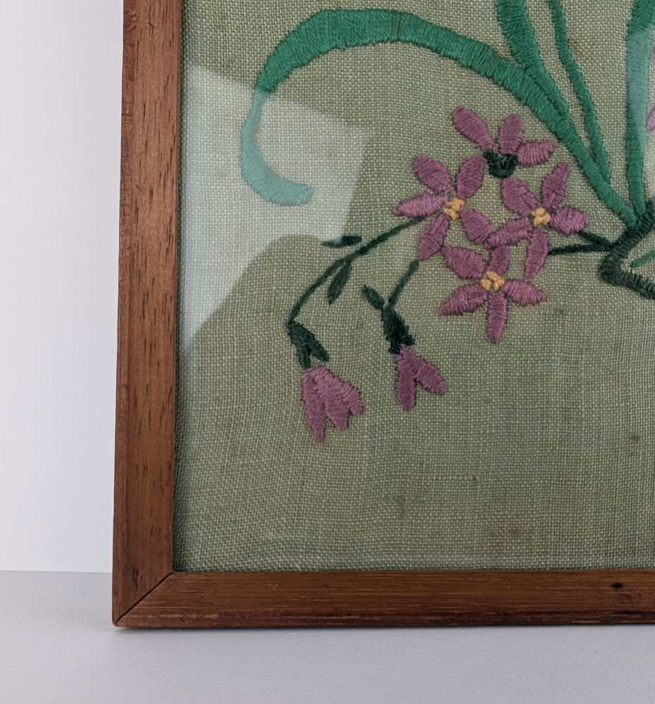 Midcentury embroidered daffodils in vintage wooden frame - Image 11