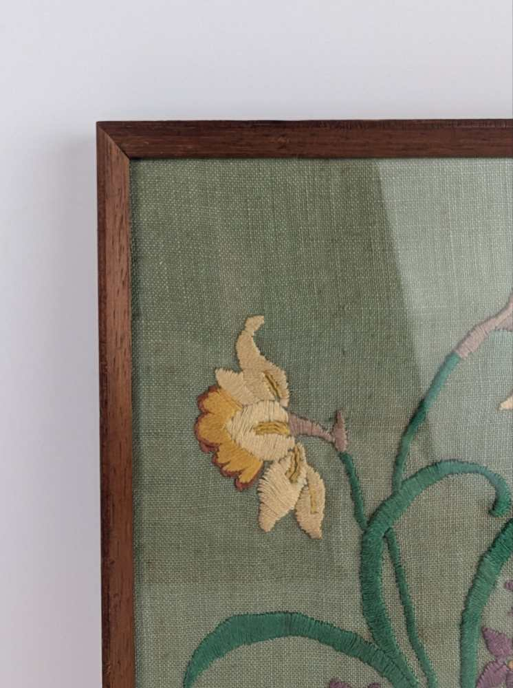 Midcentury embroidered daffodils in vintage wooden frame - Image 5