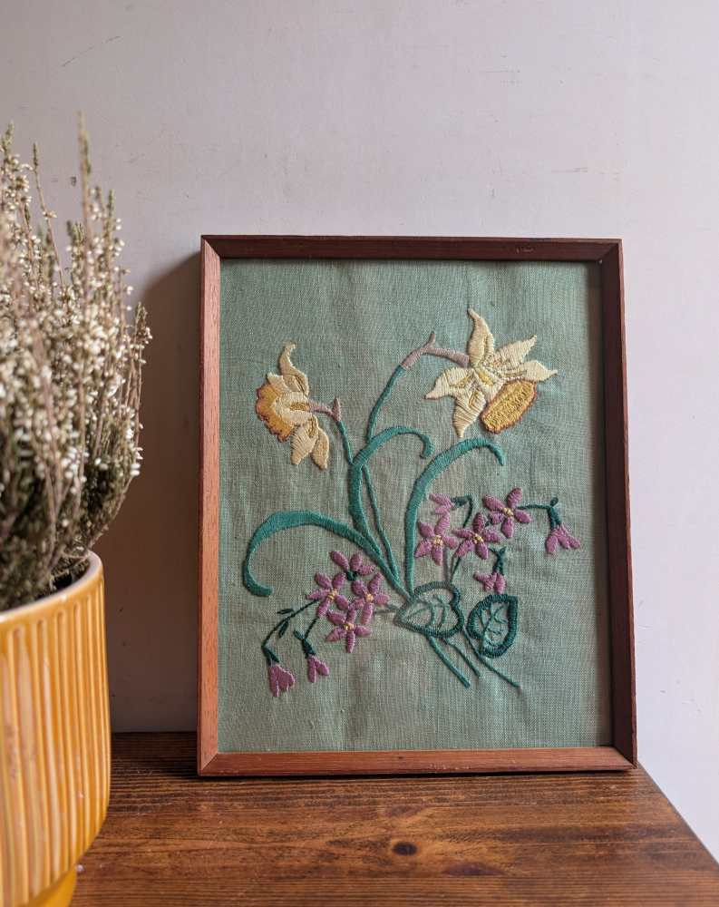 Midcentury embroidered daffodils in vintage wooden frame - Image 2