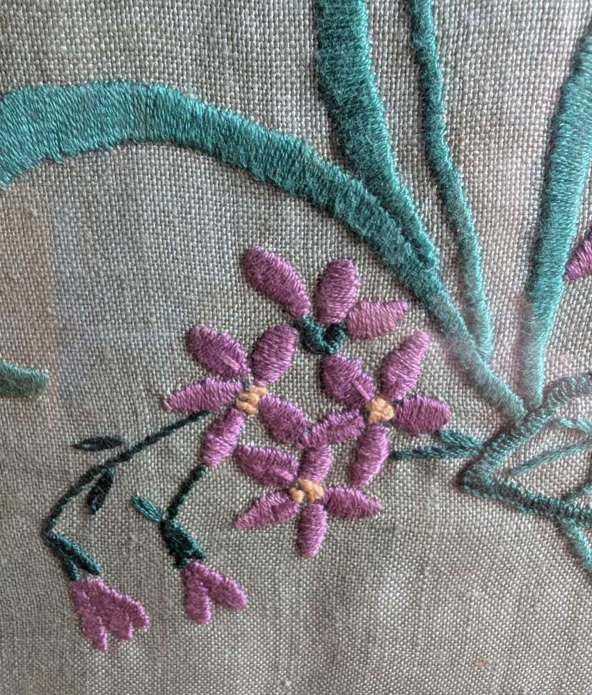 Midcentury embroidered daffodils in vintage wooden frame - Image 12