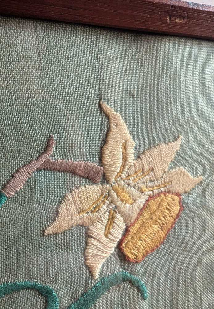 Midcentury embroidered daffodils in vintage wooden frame - Image 8