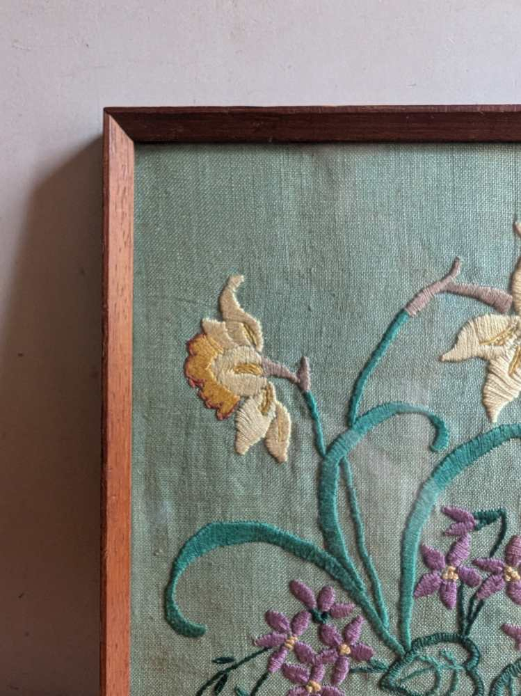 Midcentury embroidered daffodils in vintage wooden frame - Image 10
