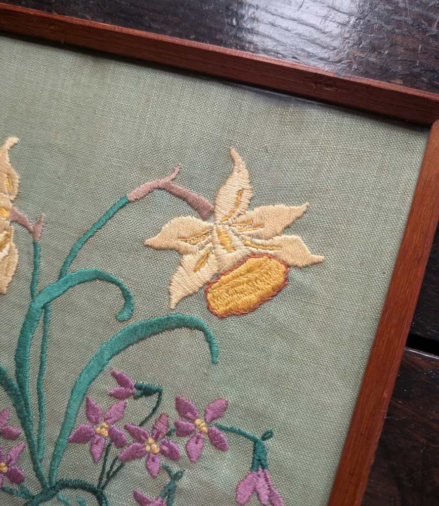 Midcentury embroidered daffodils in vintage wooden frame - Image 13