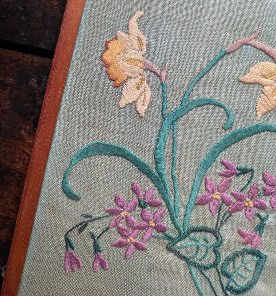 Midcentury embroidered daffodils in vintage wooden frame - Image 7