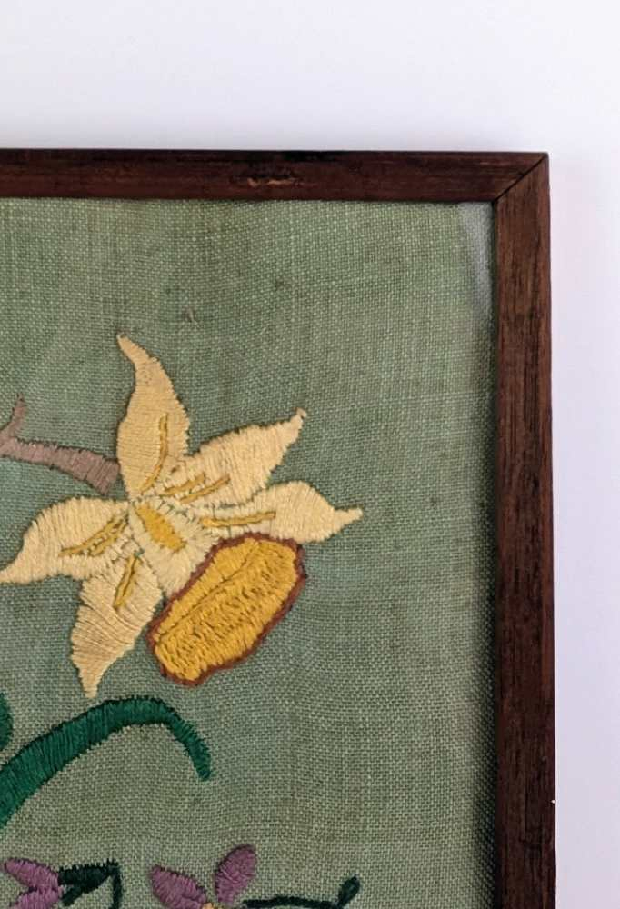 Midcentury embroidered daffodils in vintage wooden frame - Image 4