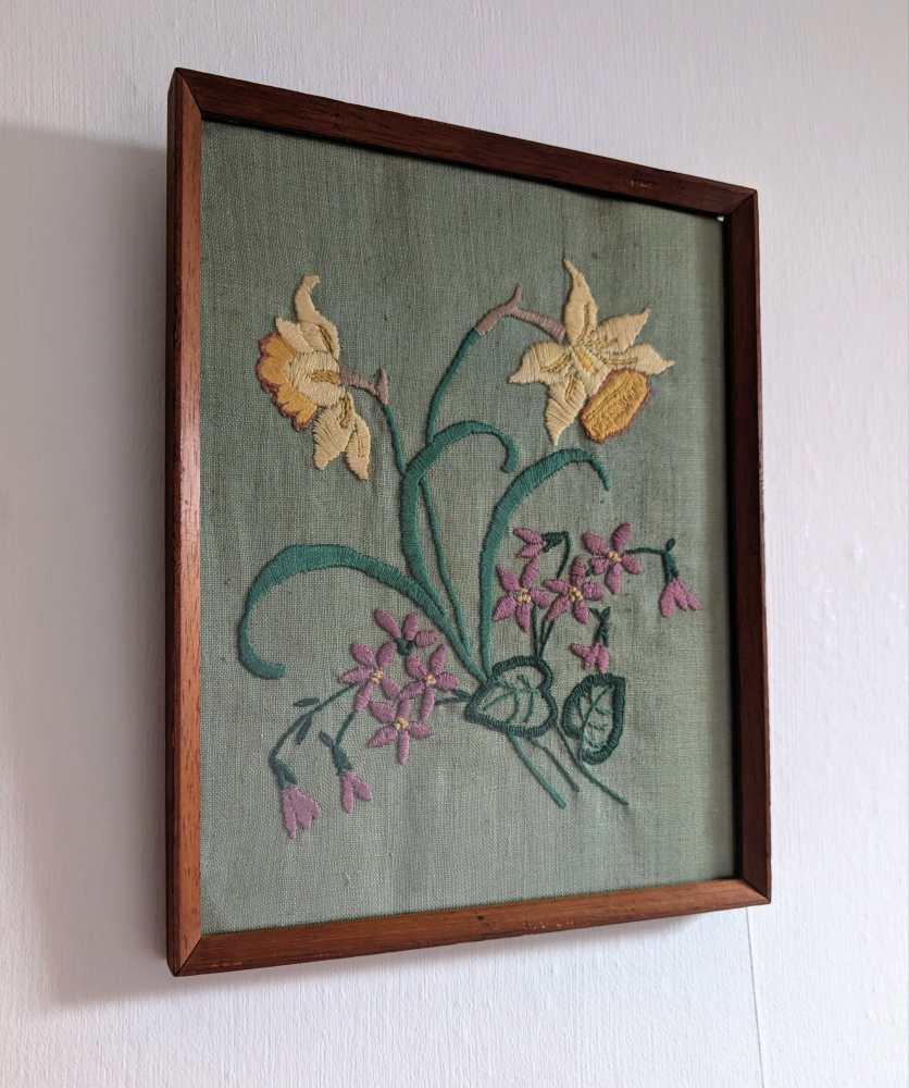 Midcentury embroidered daffodils in vintage wooden frame - Image 6