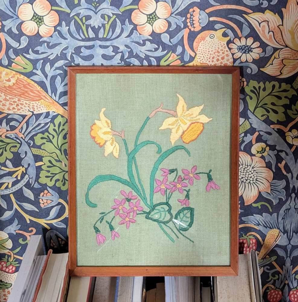 Midcentury embroidered daffodils in vintage wooden frame - Image 9