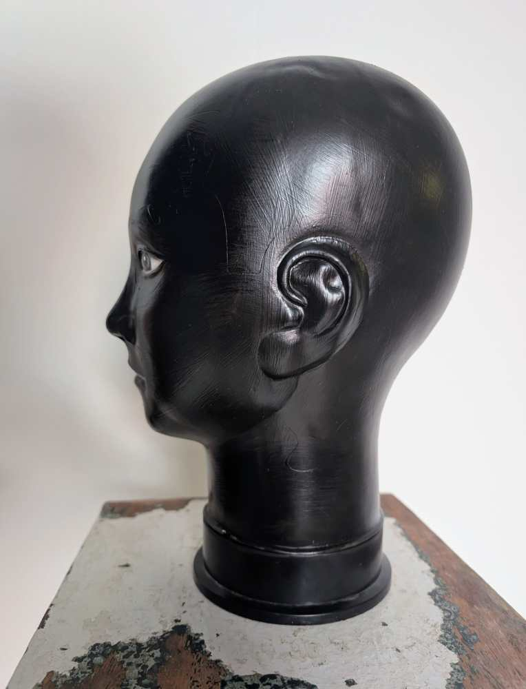 Pair of black and white mannequin heads - Image 19
