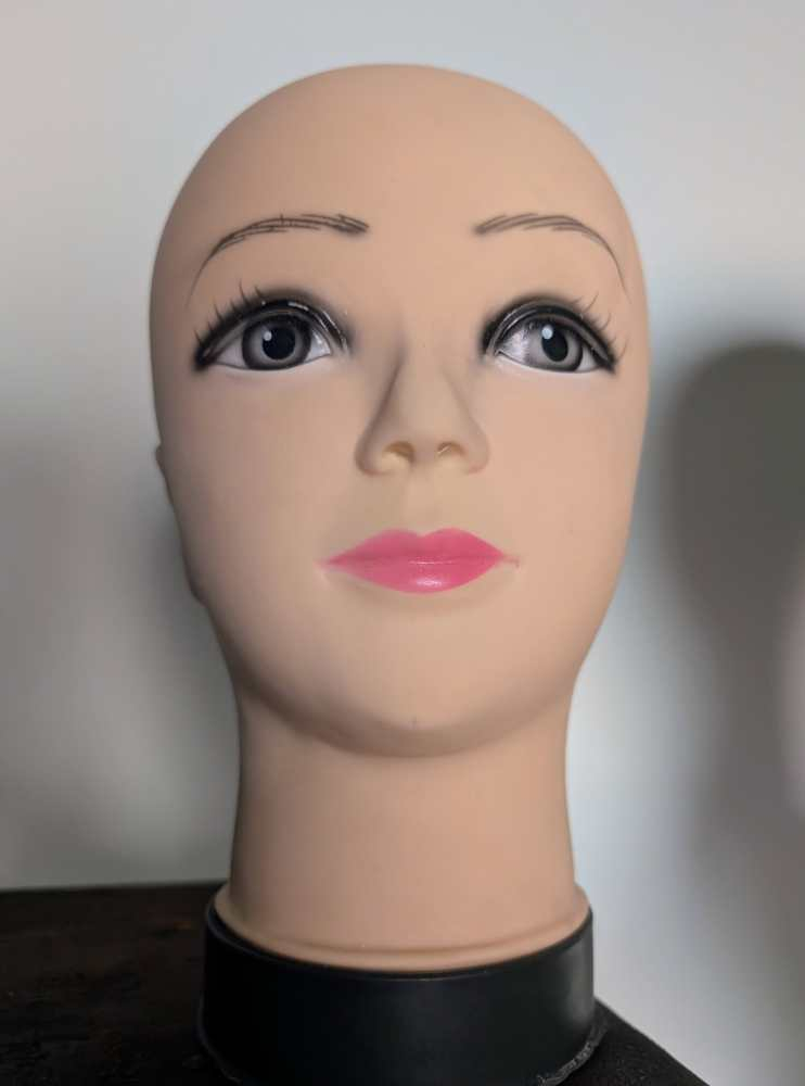 Pair of black and white mannequin heads - Image 16